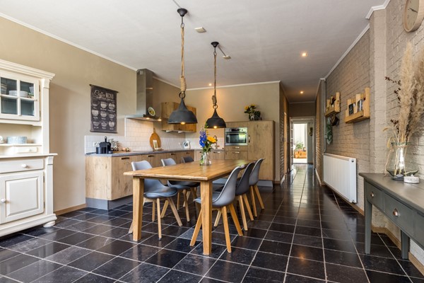 Foto - Verkocht: Unieke karakteristieke instapklare hoekwoning met maar liefst 235 m2 wonen én een vrij uitzicht op het groen in Simpelveld.